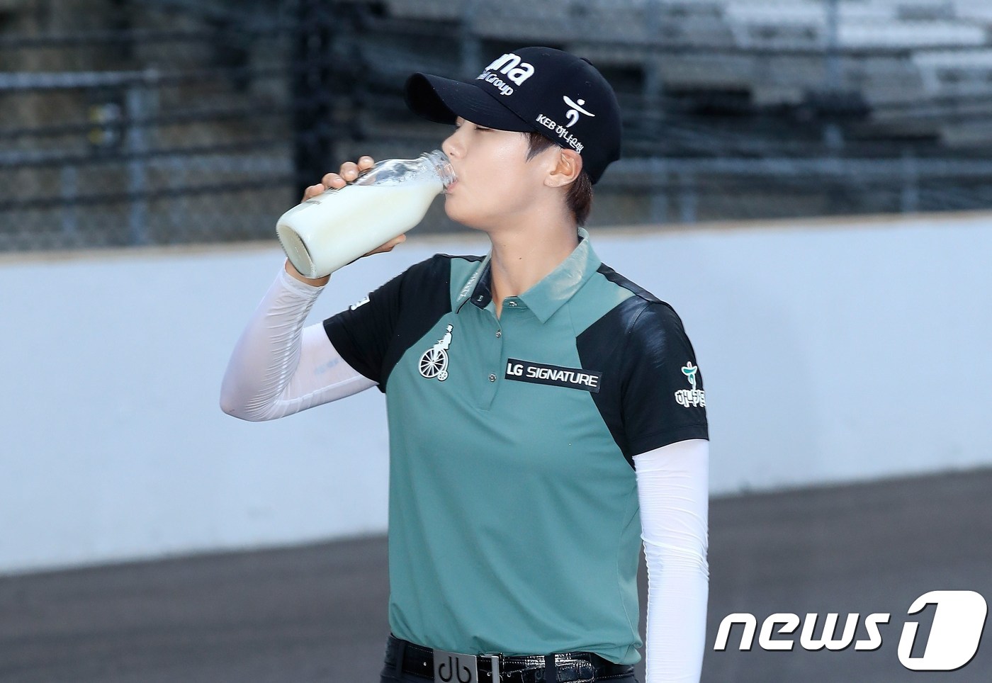 박성현이 미국여자프로골프(LPGA)투어 인디 위민 인 테크 챔피언십에서 우승을 차지한 뒤 전통에 따라 우유를 마시고 있다. ⓒ AFP=뉴스1