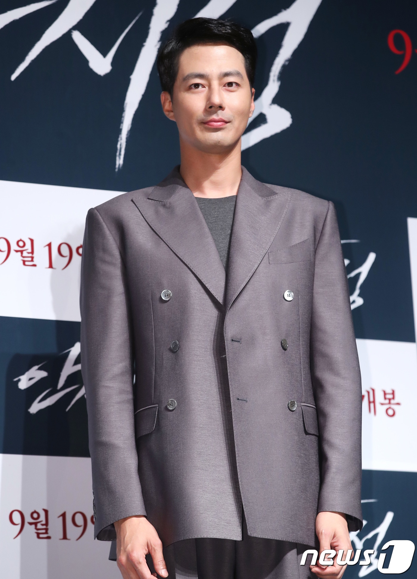 배우 조인성이 21일 서울 강남구 압구정CGV에서 열린 영화 ‘안시성’ 제작보고회에 참석해 매력을 발산하고 있다. ‘안시성'은 동아시아 전쟁사에서 가장 극적이고 위대한 승리로 전해지는 88일간의 안시성 전투를 그린 작품이다. 2018.8.21./뉴스1 ⓒ News1 권현진 기자