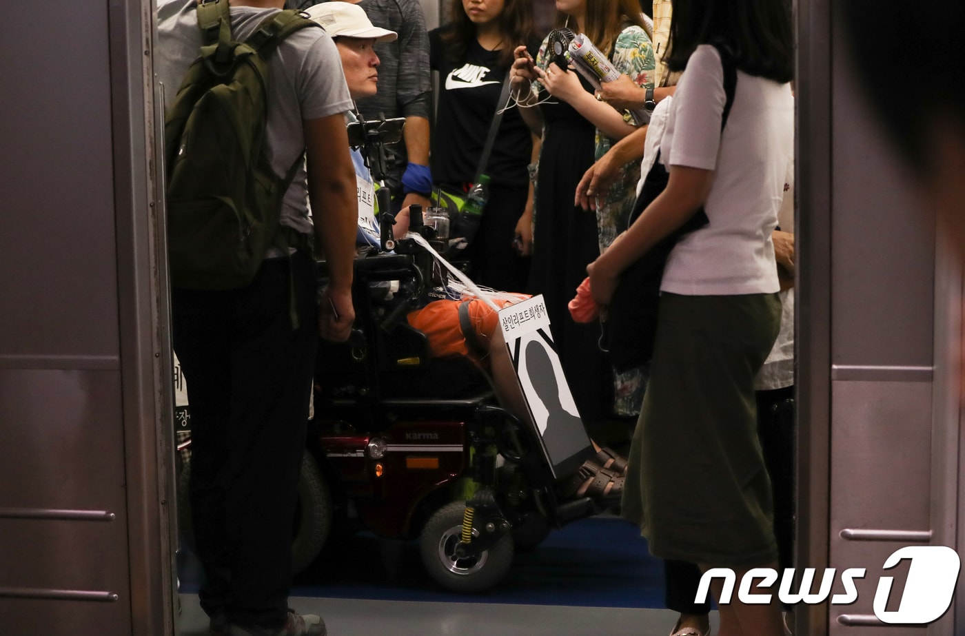 장애인차별철폐연대 회원들이 지난 2018년8월21일 오후 서울 지하철 1호선 시청역 승강장에서 열린 이동권 보장 촉구 기자회견을 마친 뒤 신길역 장애인 리프트 추락사건에 대한 사과와 지하철역 엘리베이터 설치를 요구하며 시위를 벌이고 있다. 2018.8.21/뉴스1 ⓒ News1 허경 기자