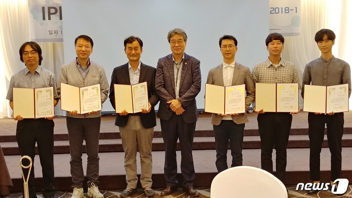 박노권 총장과 감사장을 받은 기업 관계자들이 기념촬영을 하고 있다. ⓒ News1