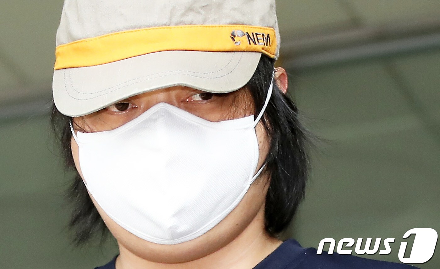 '과천 토막 살인 사건' 피의자 B씨가 23일 오전 경기도 안양시 안양동안경찰서에서 수원지방법원 안양지원으로 영장실질심사를 받기 위해 나서고 있다. 피의자 B씨는 지난 19일 과천 서울대공원 인근 수풀에서 발견된 피해자 A씨를 안양 소재 노래방에서 살인한 후 토막내 유기한 혐의를 받고 있다. 2018.8.23/뉴스1 ⓒ News1 오장환 기자