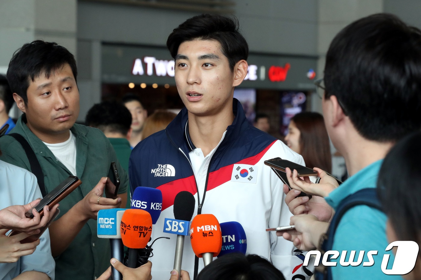 2018자카르타-팔렘방 아시안게임에 출전하는 야구대표팀 이정후가 23일 오후 인천국제공항을 통해 출국하기 앞서 취재진의 질문에 답하고 있다.2018.8.23/뉴스1 ⓒ News1 이광호 기자