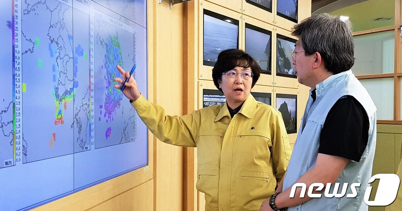 김은경 환경부 장관이 23일 오후 4시 서울 동작구 기상청 국가기상센터를 찾아 직원들을 격려하고 제19호 태풍 '솔릭'(Soulik)의 이동 경로와 영향 정도를 유희동 예보국장으로부터 설명을 듣고 있다. 2018.8.23/뉴스1 ⓒ News1 황덕현 기자