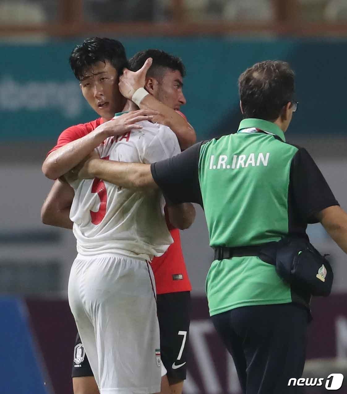 23일 오후 인도네시아 자와바랏주 치카랑에 위치한 위바와 묵티 스타디움에서 열린 2018 자카르타·팔렘방 아시안게임 U-23 남자축구 16강전 대한민국과 이란의 경기에서 손흥민이 이란 선수를 위로하고 있다. 이날 대한민국은 이란을 2대0으로 꺾고 8강에 진출했다. 2018.8.23/뉴스1 ⓒ News1 임세영 기자