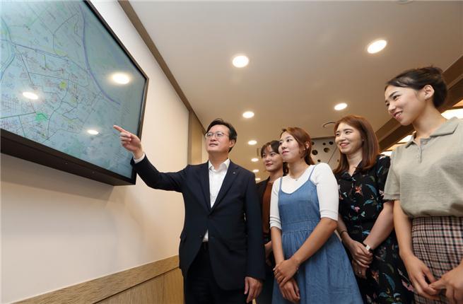 채현일 영등포구청장이 ''여성안심 빅데이터 셉테드(CPTED) 플랫폼'' 화면을 보며 수집된 자료들을 설명하고 있다(영등포구 제공).ⓒ News1