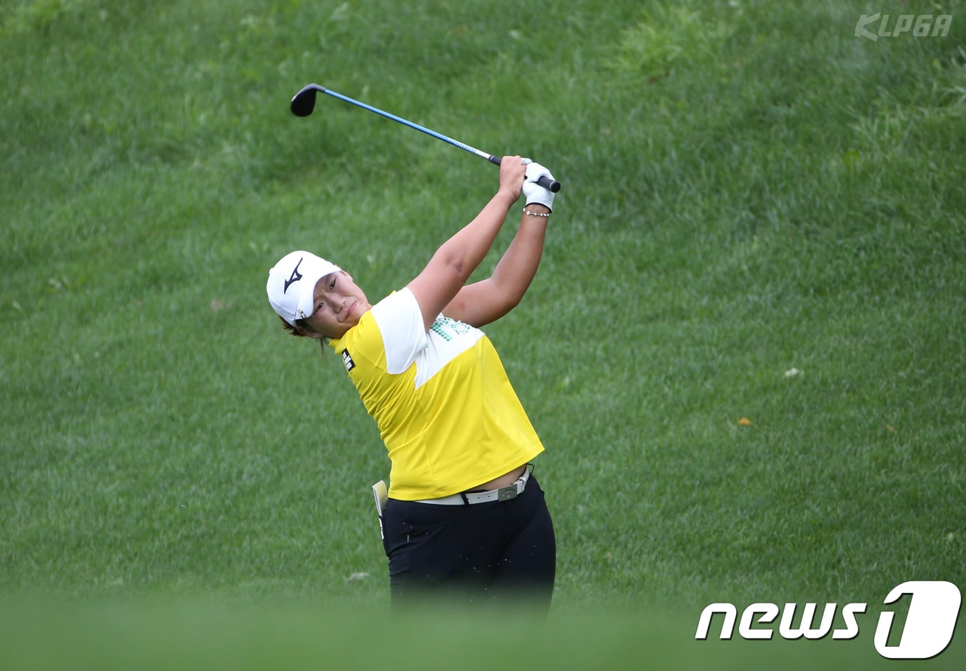 나희원이 25일 강원도 정선 하이원CC에서 열린 '하이원 리조트 여자오픈 2018' 2라운드 4번 홀에서 세컨샷을 하고 있다. (KLPGA 제공) 2018.8.25/뉴스1