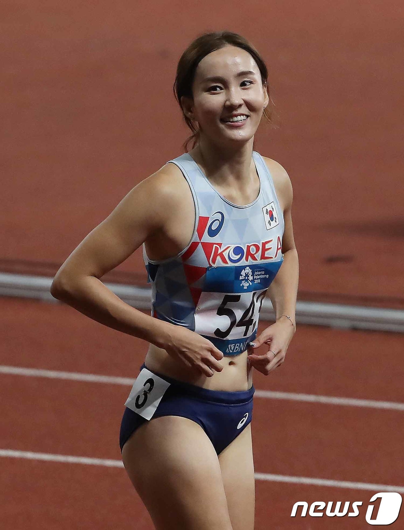 25일 오후 인도네시아 자카르타 겔로라 붕 카르노(GBK)에서 열린 2018 자카르타·팔렘방 아시안게임 육상 여자 100M 허들 예선에서 정혜림이 셜승선을 통과하고 환하게 웃고 있다. 2018.8.25/뉴스1 ⓒ News1 임세영 기자