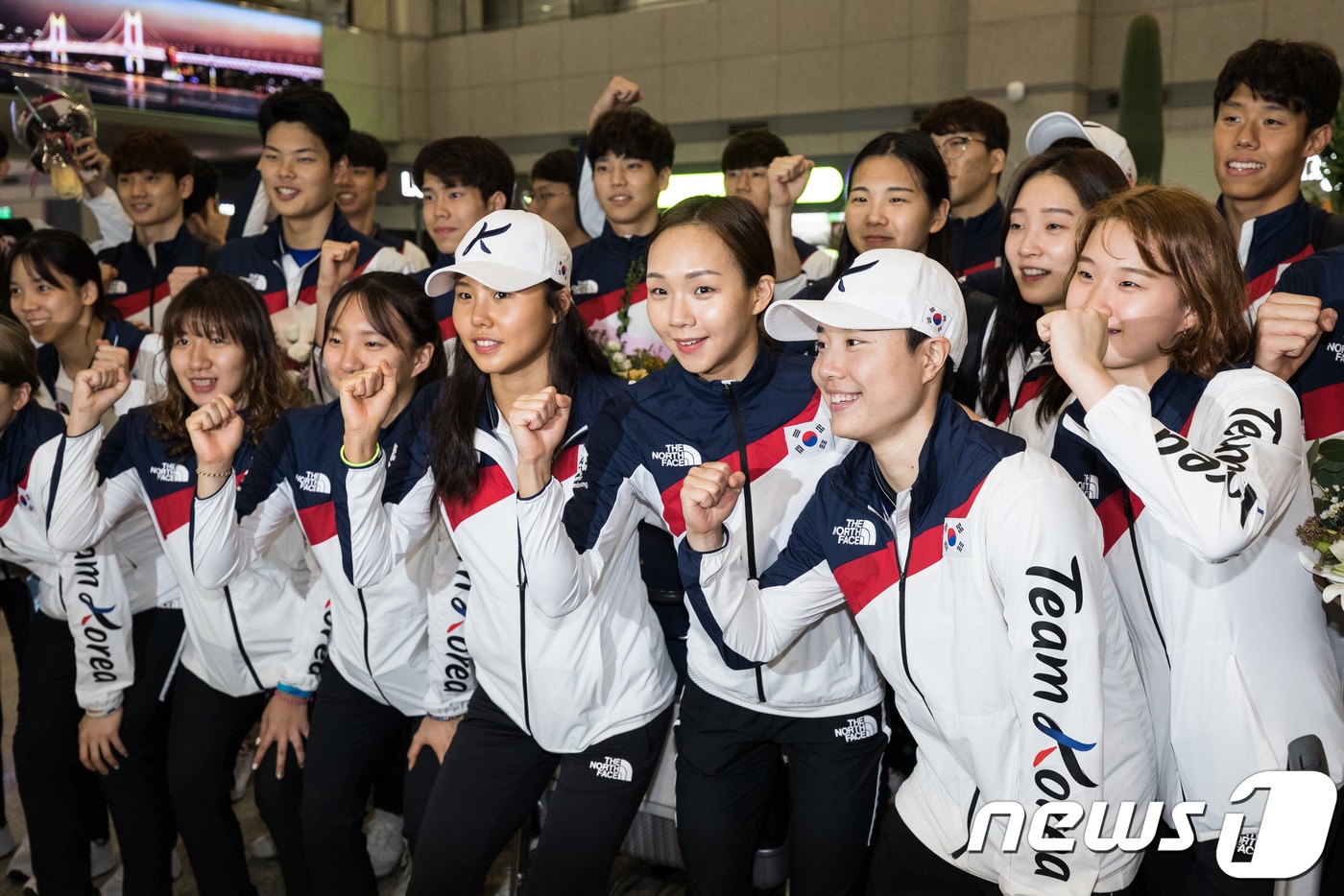 김서영, 안세현을 비롯한 2018 자카르타-팔렘방 아시안게임 수영대표팀 경영선수단이 26일 인천국제공항을 통해 귀국해 기념촬영을 하고 있다. 한국은 이번 대회에서 김서영이 2010 광저우 대회 이후 8년만에 수영 금메달을 따내며 금메달 하나와 은메달 하나, 동메달 4개를 획득했다. 2018.8.26/뉴스1 ⓒ News1 유승관 기자