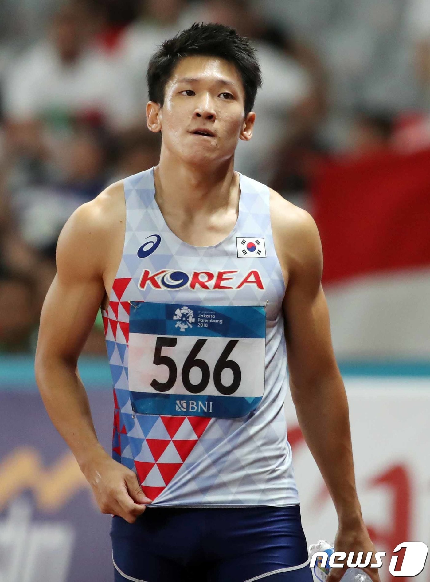 육상 남자 국가대표 김국영이 26일 인도네시아 자카르타 겔로라 붕 카르노(GBK) 스타디움에서 열린 2018 자카르타 팔렘방 아시안게임 남자 육상 100m 결승전에서 결승선을 통과하고 기록을 확인하고 있다. 김국영은 이 경기에서 8위를 차지했다.2018.8.26/뉴스1 ⓒ News1 김명섭 기자