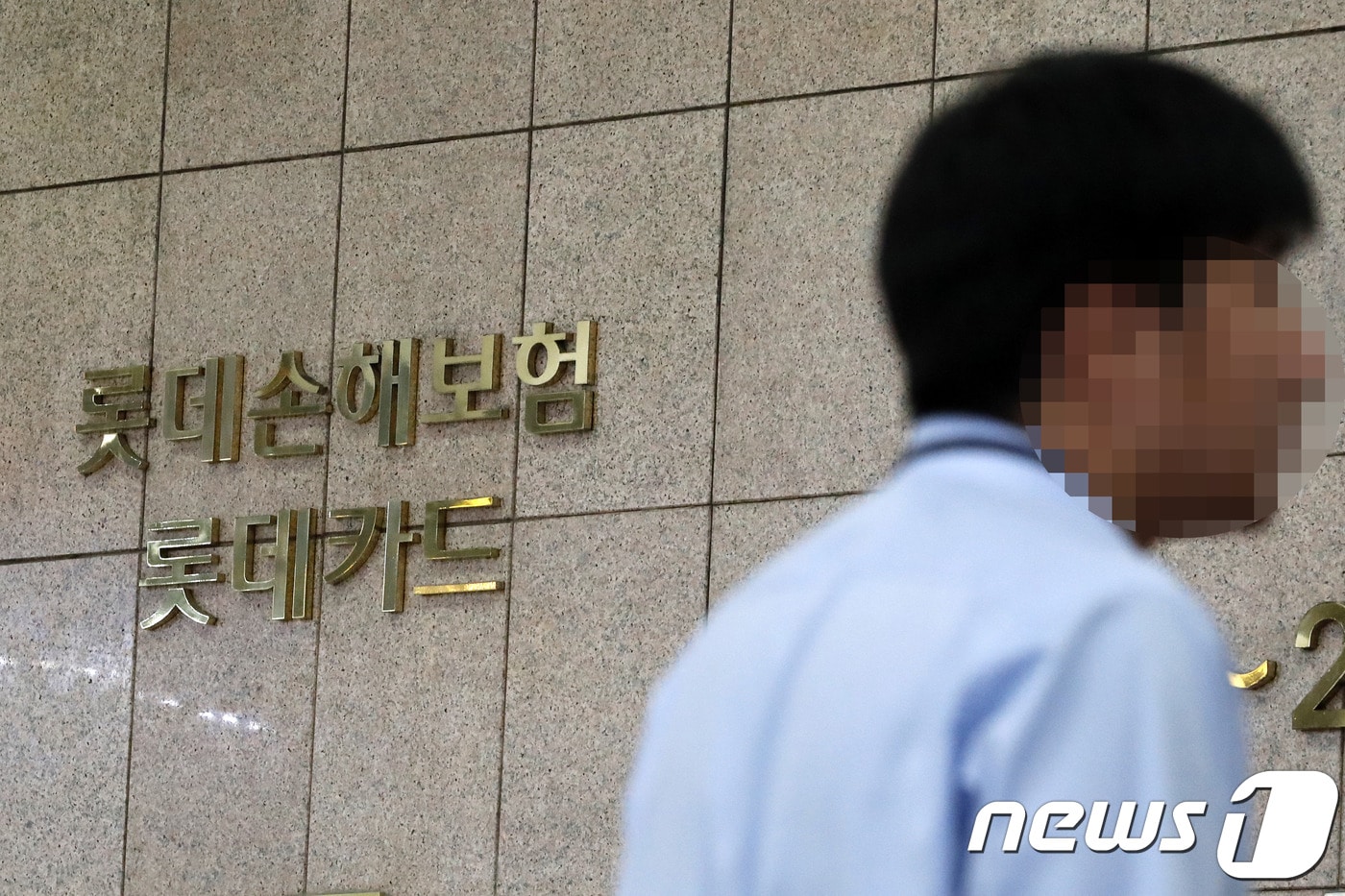 27일 오전 서울 중구 롯데카드 본사에서 직원들이 분주하게 움직이고 있다. 2018.8.27/뉴스1 ⓒ News1 이승배 기자