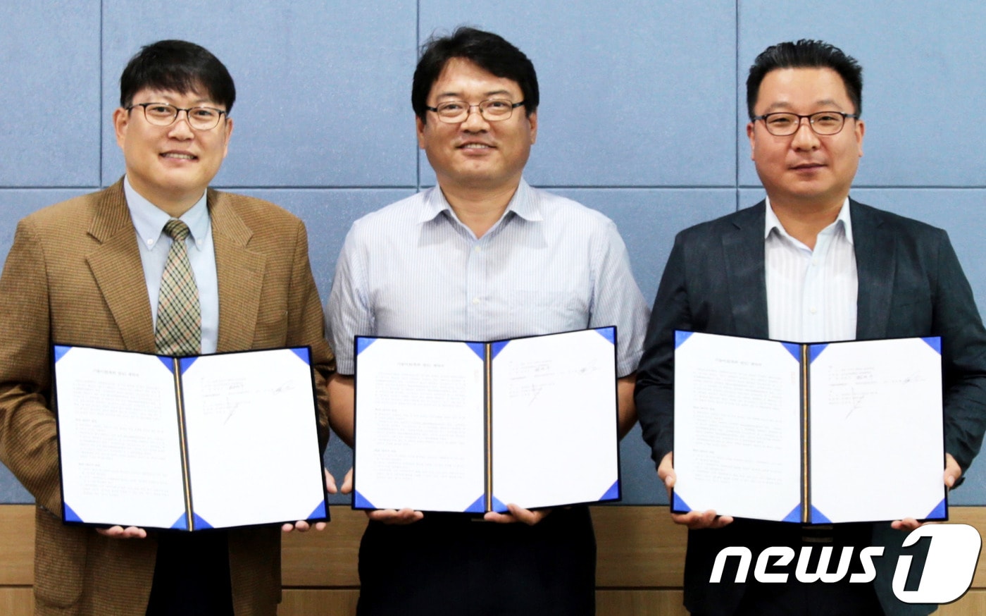 28일 금오공과대학교에서 (주)원바이오젠과 나노섬유 관련 특허 기술이전 체결식을 마친 권오현(왼쪽부터) 금오공대 교수, 정연구 금오공대 산학협력단장, 김원일 (주)원바이오젠 대표가 기념촬영을 하고 있다.(금오공대제공)2018.8.28/뉴스1ⓒ News1