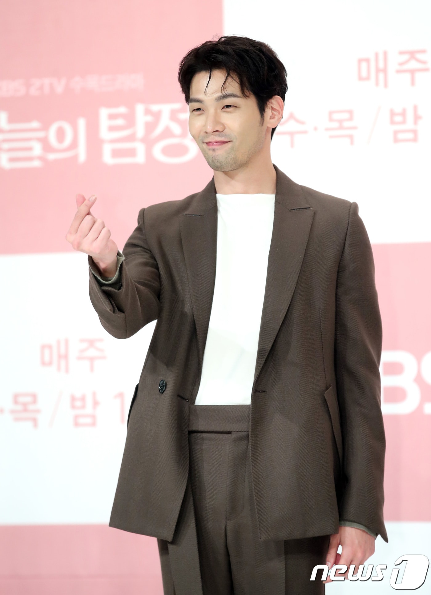 배우 최다니엘이 29일 오후 서울 영등포구 타임스퀘어에서 열린 KBS 2TV 수목드라마 ‘오늘의 탐정’(극본 한지완/연출 이재훈) 제작발표회에 참석해 포즈를 취하고 있다. ‘오늘의 탐정’은 귀신 잡는 만렙 탐정 이다일(최다니엘 분)과 열혈 탐정 조수 정여울(박은빈 분)이 의문의 여인 선우혜(이지아 분)와 마주치며 기괴한 사건 속으로 빠져드는 神본격호러스릴러다. 2018.8.29/뉴스1 ⓒ News1 권현진 기자