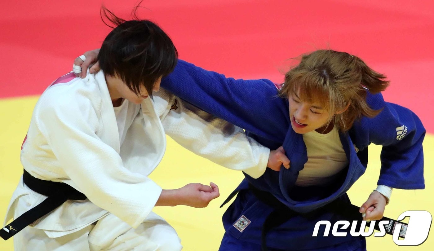 29일 인도네시아 자카르타 컨벤션센터에서 열린 2018 자카르타-팔렘방 아시안게임 여자 유도 52kg 결승전에서 대한민국 박다솔이 일본의 츠노다 나츠미에게 공격을 하고 있다. 2018.8.29/뉴스1 ⓒ News1 김명섭 기자