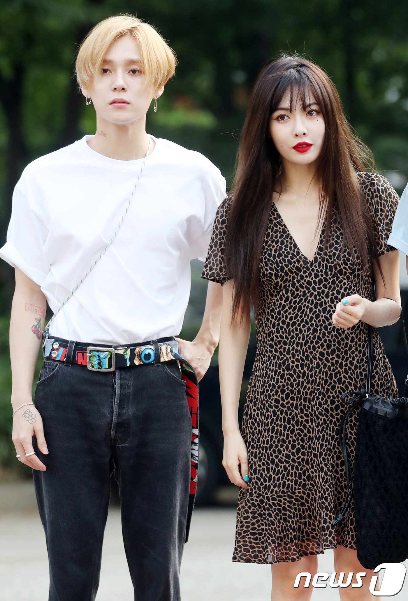 트리플H 이던, 현아(오른쪽)가 3일 오전 서울 여의도 KBS에서 열린 KBS2 '뮤직뱅크'(뮤뱅) 리허설을 하기 위해 방송국으로 들어서며 인사를 하고 있다. 2018.8.3./뉴스1 ⓒ News1 권현진 기자