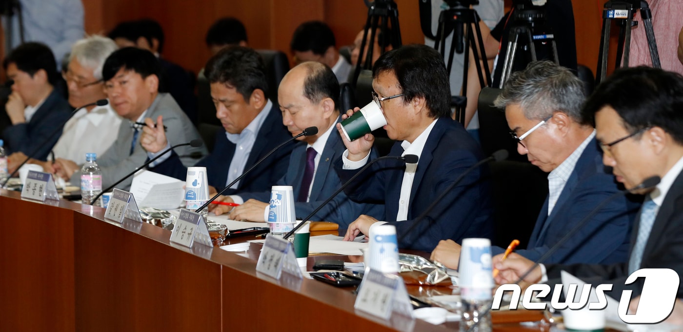 30일 오전 서울 여의도 한국거래소에서 열린 제약·바이오 업계 회계처리 투명성 관련 간담회에서 참석자들이 김용범 금융위원회 부위원장의 모두발언을 듣고 있다. 2018.8.30/뉴스1 ⓒ News1 안은나 기자