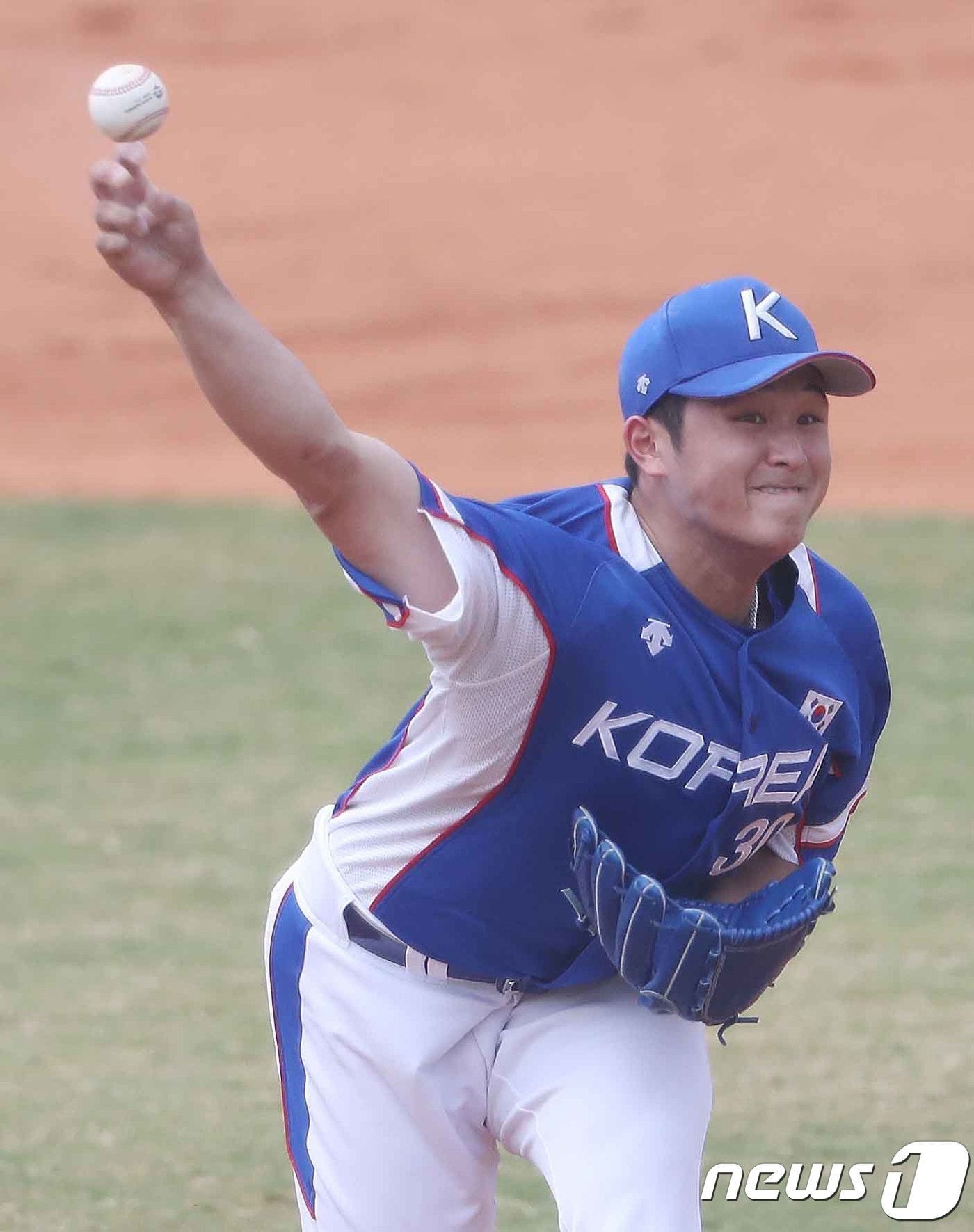 30일 오후 인도네시아 자카르타 겔로라 붕 카르노(GBK) 야구장에서 열린 2018 자카르타·팔렘방 아시안게임 야구 슈퍼라운드 대한민국과 일본의 경기에서 대한민국 최원태가 역투하고 있다. 2018.8.30/뉴스1 ⓒ News1 임세영 기자