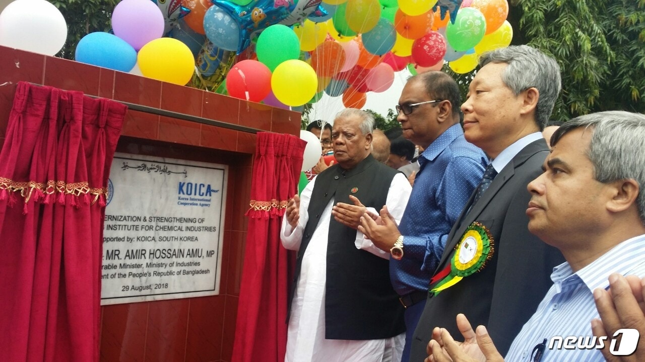 코리아텍 방글라데시 화학산업기술훈련원 개원을 기념하는 제막식이 진행되고 있다. ⓒ News1