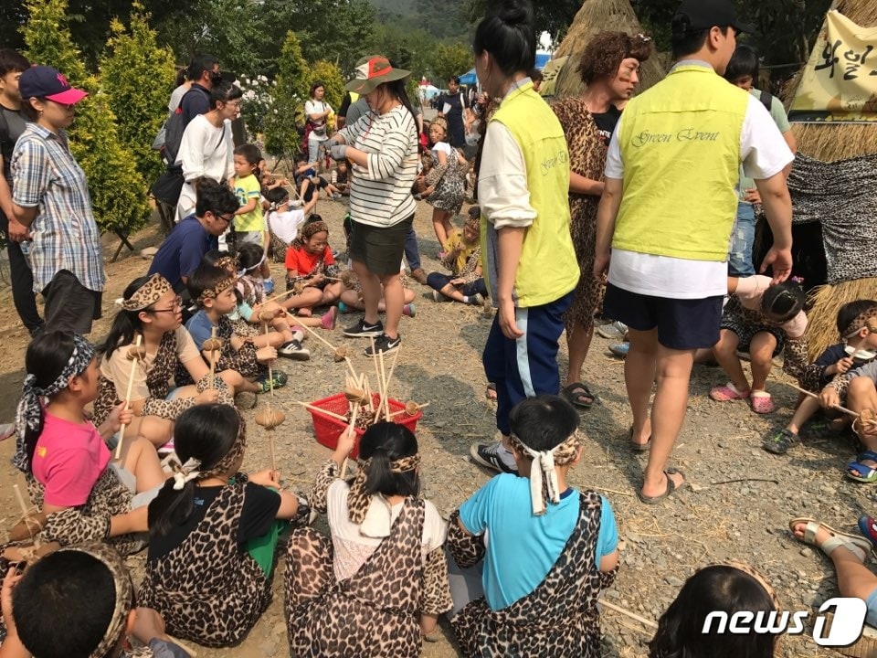 완주와일드푸드축제에서 어린이들이 '리틀 와푸족' 체험을 하고 있다.(완주군제공)2018.08.31/뉴스1ⓒ News1