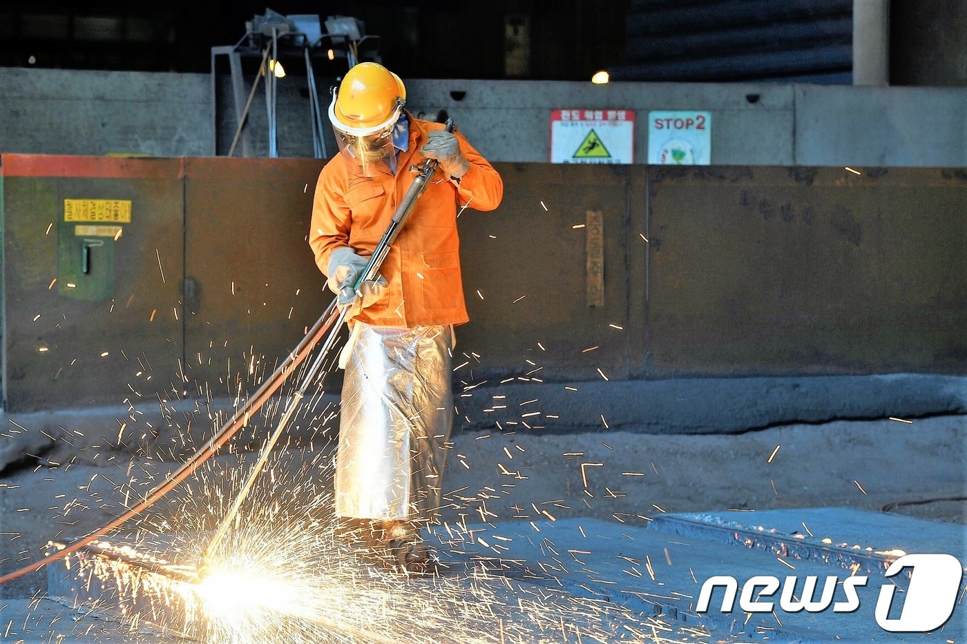  근로자가 철강 반제품인 '슬라브'의 표면을 불꽃으로 다듬는 '스카핑(scarfing)'작업을 펼치고 있다. (독자 제공)2018.8.6 ⓒ 뉴스1 서순규 기자
