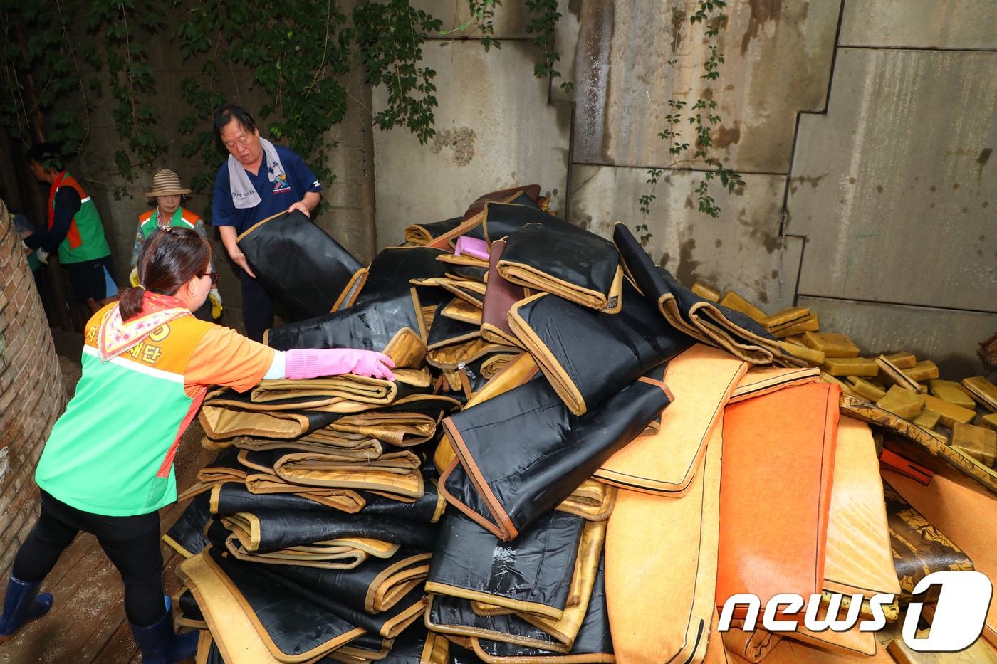 전날 내린 폭우로 강원 영동 지역 곳곳에 피해가 발생했다. 7일 속초시 교동 한 찜질방에서 자율방재단이 침수피해 복구 작업을 하고 있다. 이날 오전부터 속초, 철원, 화천, 양구, 정선, 인제 등 강원도 자율방재단 50여명이 침수 피해지역 곳곳에 투입됐다. 2018.8.7/뉴스1 ⓒ News1 고재교 기자