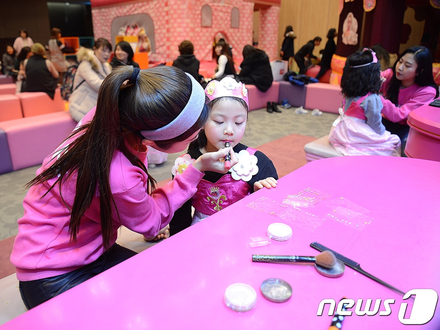 지난해 롯데백화점 광복점 10층 문화홀에서 열린 어린이 고객 대상 이벤트에 참가한 어린이 고객이 화장 및 의상 체험을 하고 있다.(롯데백화점 부산본점 제공)ⓒ News1