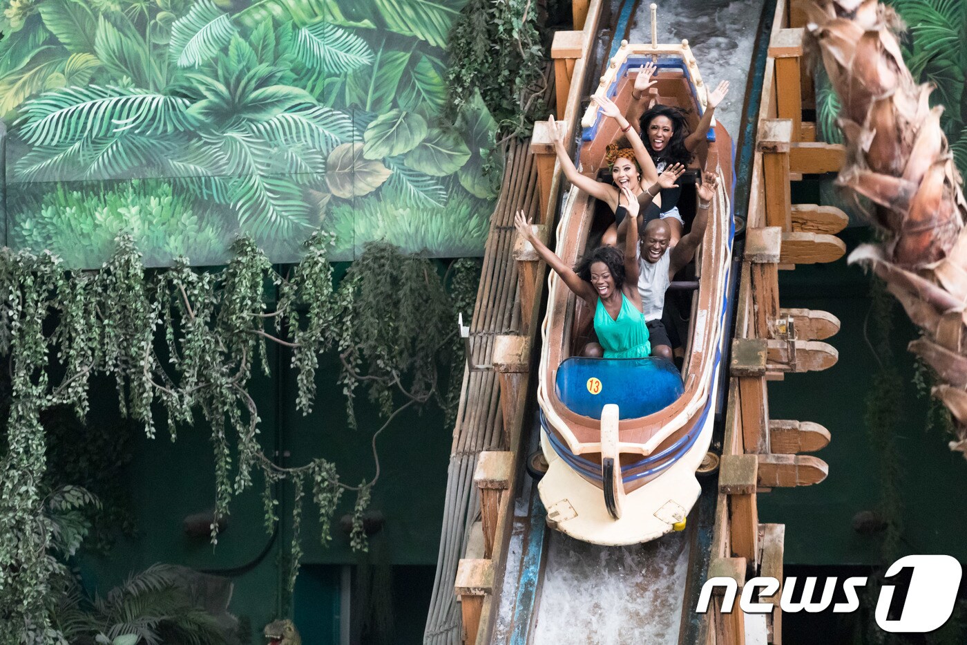 서울 송파구 롯데월드 어드벤처의 놀이기구인 후룸라이드.(롯데월드 어드벤처 제공) 2018.8.7/뉴스1