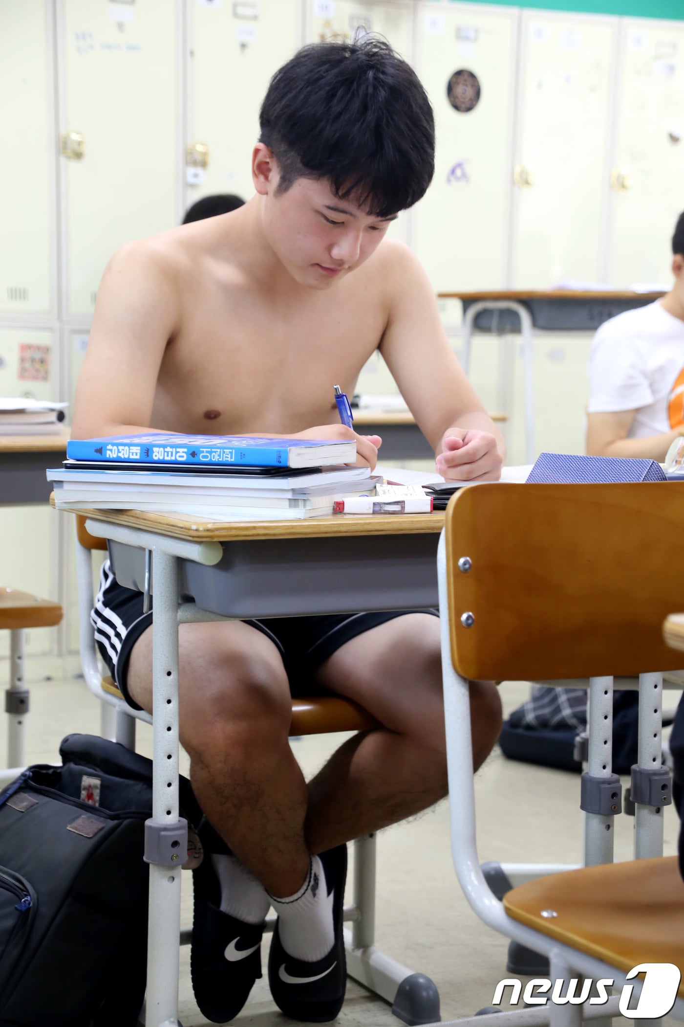 대입 수능 100일을 앞둔 7일 경북 구미고등학교에서 자율학습중인 한 3학년 학생이 상의를 탈의 한 채 공부에 집중하고 있다.2018.8.7/뉴스1 ⓒ News1 정우용 기자