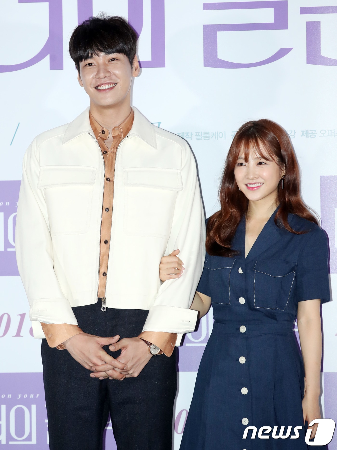 배우 김영광, 박보영(오른쪽)이 7일 오후 서울 코엑스 메가박스에서 열린 영화 ‘너의 결혼식’ 언론시사회에 참석해 포즈를 취하고 있다. '너의 결혼식'은 3초의 운명을 믿는 승희(박보영 분)와 승희만이 운명인 우연(김영광 분), 좀처럼 타이밍 안 맞는 그들의 다사다난 첫사랑 연대기를 그린 작품이다. 2018.8.7./뉴스1 ⓒ News1 권현진 기자