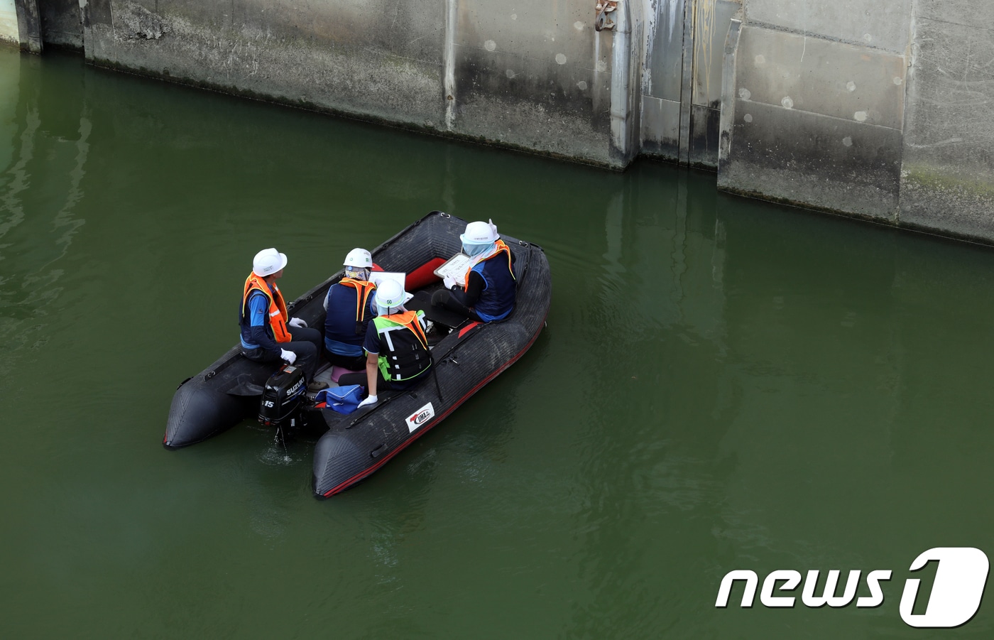 폭염이 지속되고 있는 9일 오후 경남 창녕군 창녕함안보의 수문 인근에서 환경부 관계자가 보 외관을 점검하고 있다. 낙동강유역환경청은 낙동강 창녕함안보 구간에 조류경보 '경계'를 발령중이다. 2018.8.9/뉴스1 ⓒ News1 여주연 기자