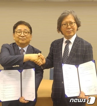 이정일 제이영헬스케어 대표(왼쪽)와 이동호 바이오뱅크힐링 대표가 업무협약(MOU)을 맺고있다. ⓒ News1