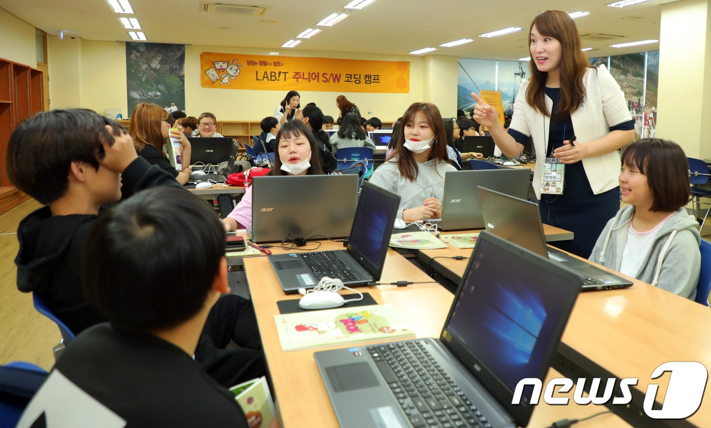 13일 강원도 정선군 사북청소년 장학센터에서 열린 2018 강원 '꿈잡(Job)는 진로캠프’에 참가한 사북초등생들이 코딩 교육에 참여하고 있다. 뉴스1이 주최하고 정선군과 사북청소년장학센터가 주관, 하이원리조트가 후원하는 이번 캠프에 사북초등학교 학생 80여명이 참여해 다채로운 코딩 교육 프로그램을 체험하는 시간을 가졌다. 2018.9.13/뉴스1 ⓒ News1 박하림 기자