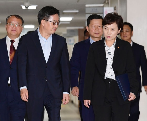 김동연 경제부총리 겸 기획재정부 장관과 김현미 국토교통부 장관이 13일 오후 서울 종로구 세종로 정부서울청사에서 주택시장 안정방안 관련 관계부처 합동브리핑에 참석하고 있다. 2018.9.13/뉴스1 ⓒ News1 송원영 기자