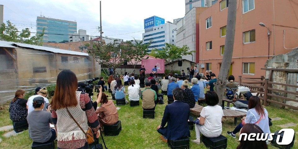 13일 전북 전주 성매매집결지인 선미촌의 시티가든에서 ‘선미촌 리본(Re-born)프로젝트 Ⅱ 여성인권 비엔날레’의 오프닝 행사가 열리고 있다.(전주시 제공)2018.9.13/뉴스1 ⓒ News1 김춘상 기자