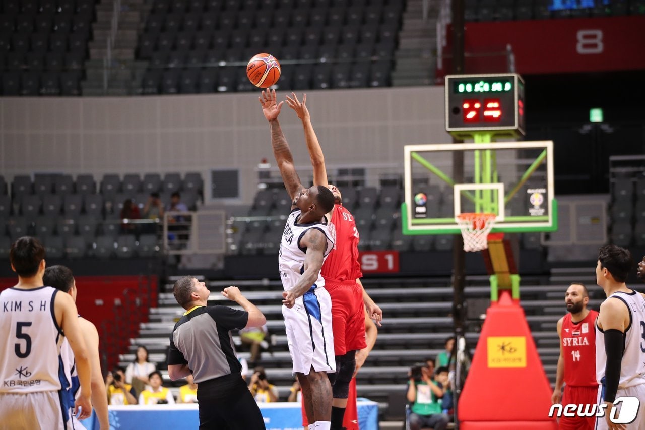 한국 남자 농구 대표팀이 2019 국제농구연맹(FIBA) 월드컵 예선 시리아를 꺾고 2연승을 달렸다. ⓒ News1 이승배 기자