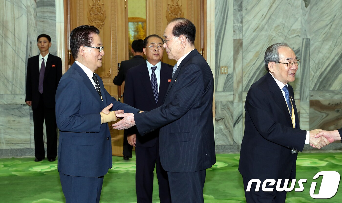 평양남북정상회담 특별수행원 자격으로 방북한 박지원 민주평화당 의원(앞줄 왼쪽부터 첫번째)이 18일 오후 평양 중구역 만수대의사당에서 김영남 북한 최고인민회의 상임위원장(앞줄 왼쪽부터 두번째)과 면담에 앞서 인사를 나누고 있다.2018.9.18/뉴스1 ⓒ News1 평양사진공동취재단
