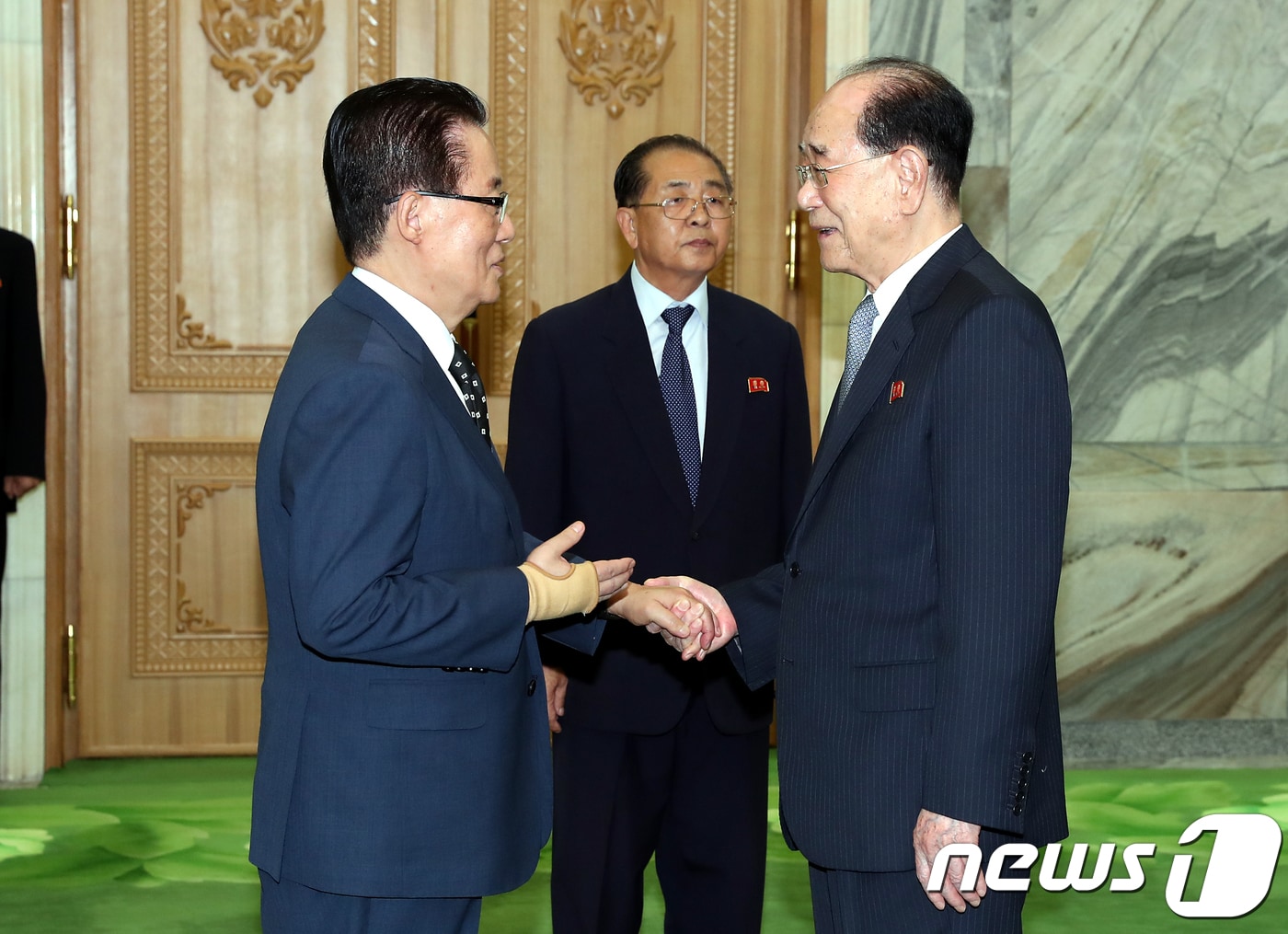 2018년 9월 18일 평양남북정상회담 특별수행원 자격으로 방북한 박지원 민주평화당 의원이 평양 중구역 만수대의사당에서 김영남 북한 최고인민회의 상임위원장과 면담에 앞서 인사를 나누고 있다.2018.9.18/뉴스1 ⓒ News1 평양사진공동취재단