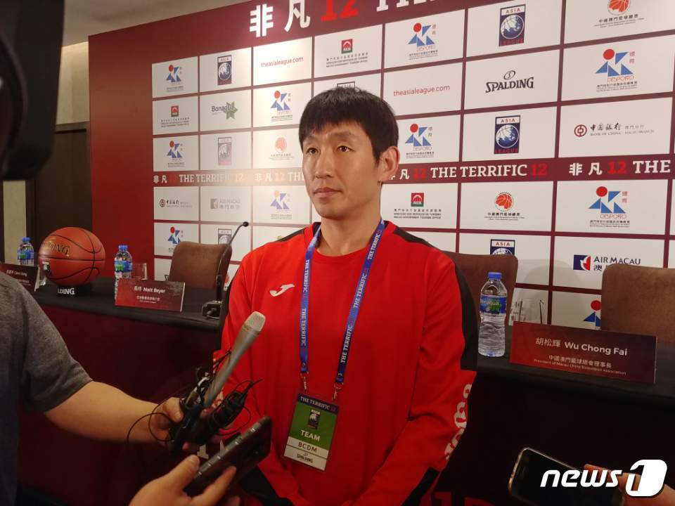 울산 현대모비스 주장 양동근이 18일 비시즌 아시아리그 프리시즌 대항전인 터리픽12 기자회견에서 각오를 밝히고 있다.(KBL 공동취재단) ⓒ News1