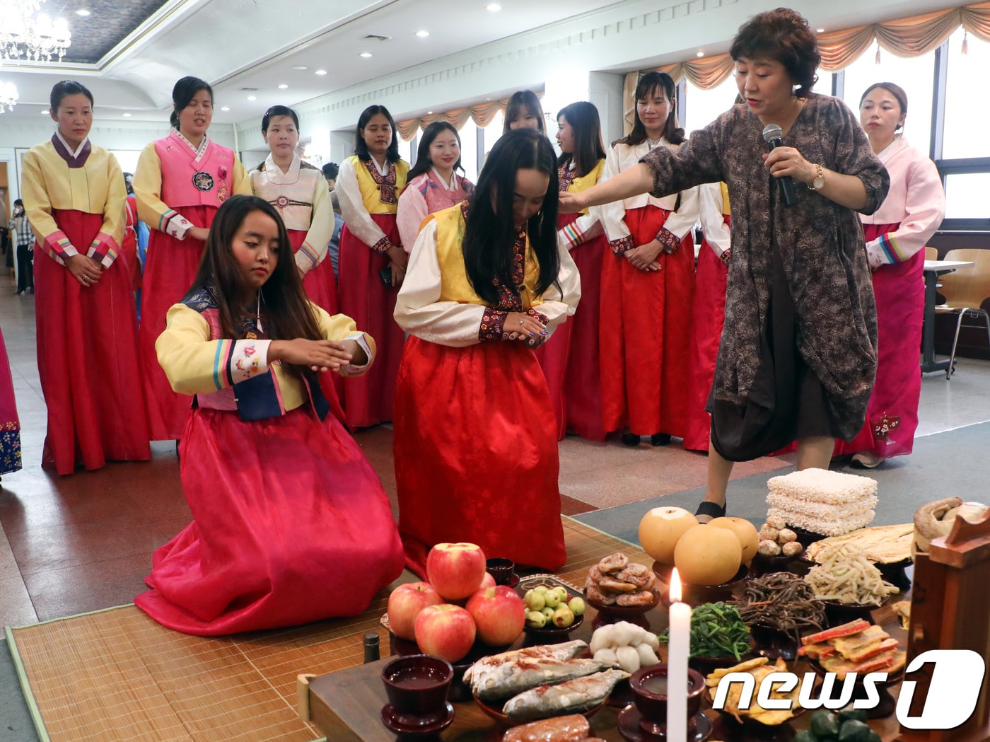 19일 오전 광주 남구 다문화가족지원센터가 개최한 '행복을 나누고 사랑을 더하는 다문화가족 추석 한마당'에서 다문화가정 여성들이 차례를 지내고 있다.2018.9.19/뉴스1 ⓒ News1 한산 기자