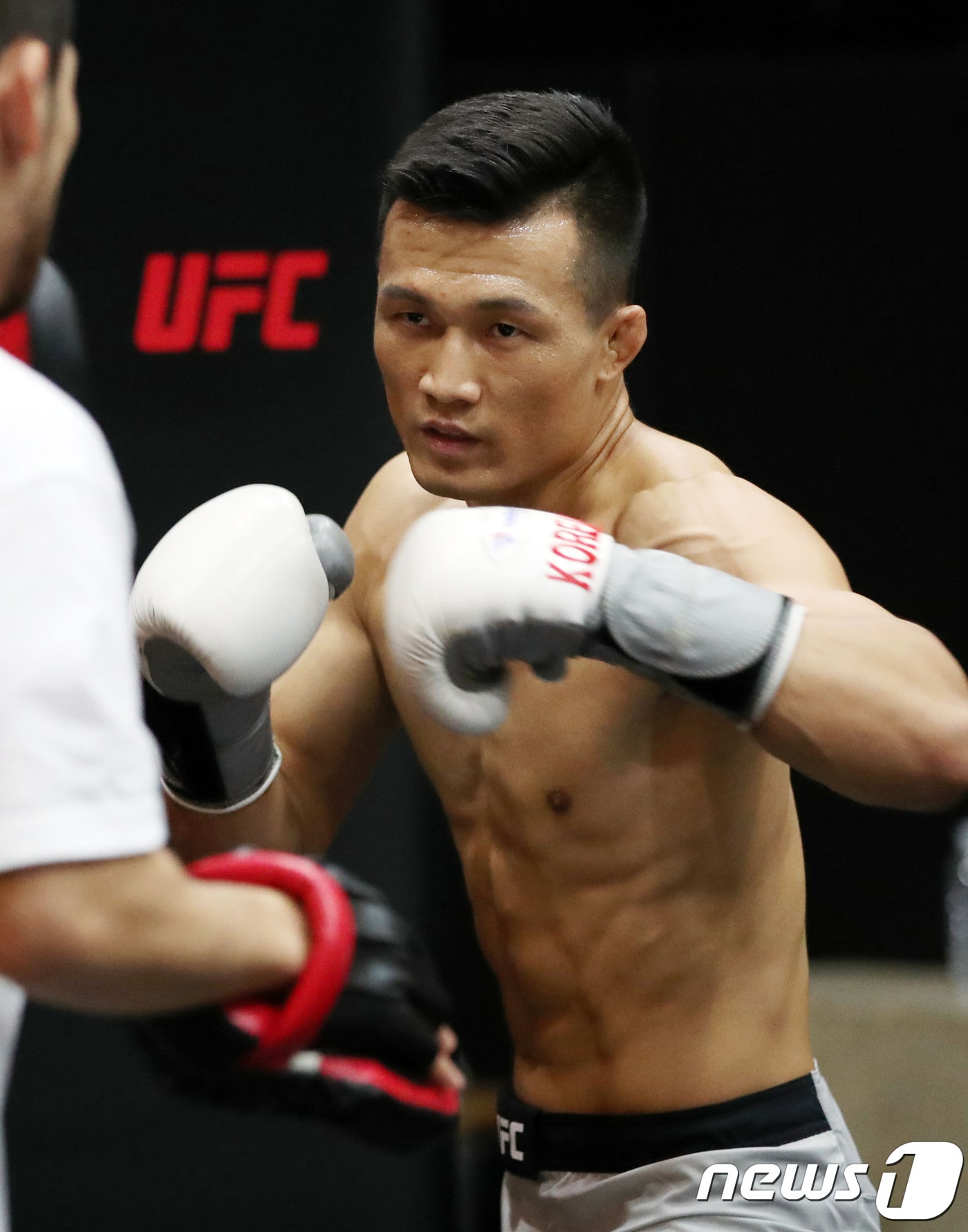 종합격투기 UFC 파이터 정찬성 선수가 19일 오후 서울 서초구의 한 휘트니스센터에서 UFC 파이트 나이트 139 덴버 대회 출전을 앞두고 맹훈련하고 있다. 정 선수는 오는 11월 11일 페더급 3위 프랭키 에드가를 상대로 페더급 경기를 갖는다. 2018.9.19/뉴스1 ⓒ News1 안은나 기자