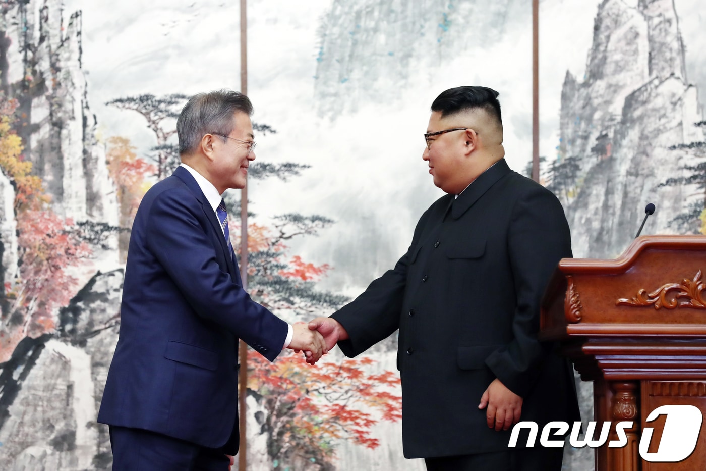 문재인 대통령과 김정은 북한 국무위원장이 19일 평양 백화원 영빈관에서 평양공동선언을 발표한 후 악수하고 있다. 2018.9.19/뉴스1 ⓒ News1 평양사진공동취재단