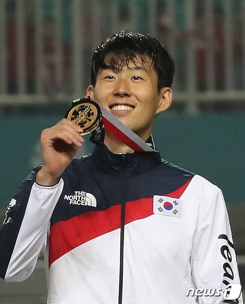 1일 오후 인도네시아 보고르 파칸사리 스타디움에서 열린 2018 자카르타·팔렘방 아시안게임 U-23 남자축구 메달 세리머니에서 손흥민이 금메달을 들어보고 있다. 이날 경기는 연장 접전끝에 대한민국이 일본을 2대1로 꺾고 금메달을 차지했다. 2018.9.1/뉴스1 ⓒ News1 임세영 기자