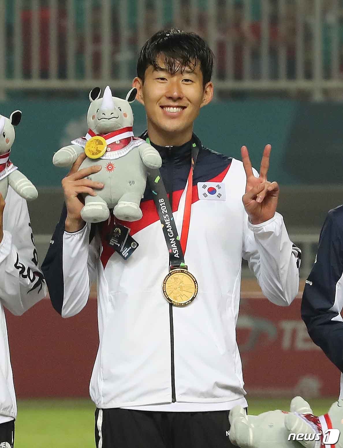 1일 오후 인도네시아 보고르 파칸사리 스타디움에서 열린 2018 자카르타·팔렘방 아시안게임 U-23 남자축구 메달 세리머니에서 손흥민이 금메달을 목에 걸고 기뻐하고 있다. 이날 경기는 연장 접전끝에 대한민국이 일본을 2대1로 꺾고 금메달을 차지했다. 2018.9.1/뉴스1 ⓒ News1 임세영 기자