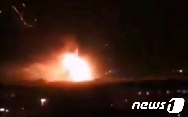 시리아 다마스쿠스 서쪽 외곽의 군사공항에서 화염이 치솟는 모습. (출처=트위터 갈무리)ⓒ News1