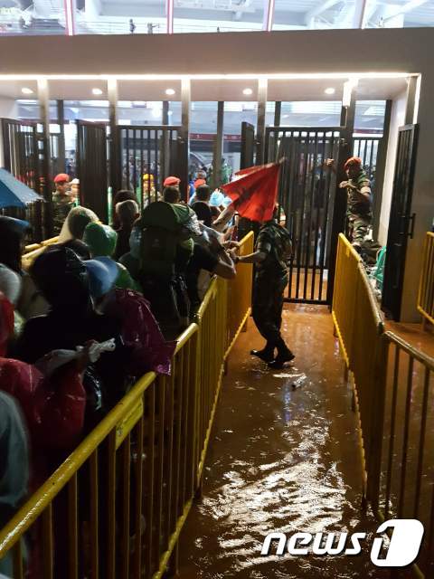 2018 자카르타-팔렘방 아시안게임 폐회식장 출입구에 물이 잔뜩 고인 모습.ⓒ News1