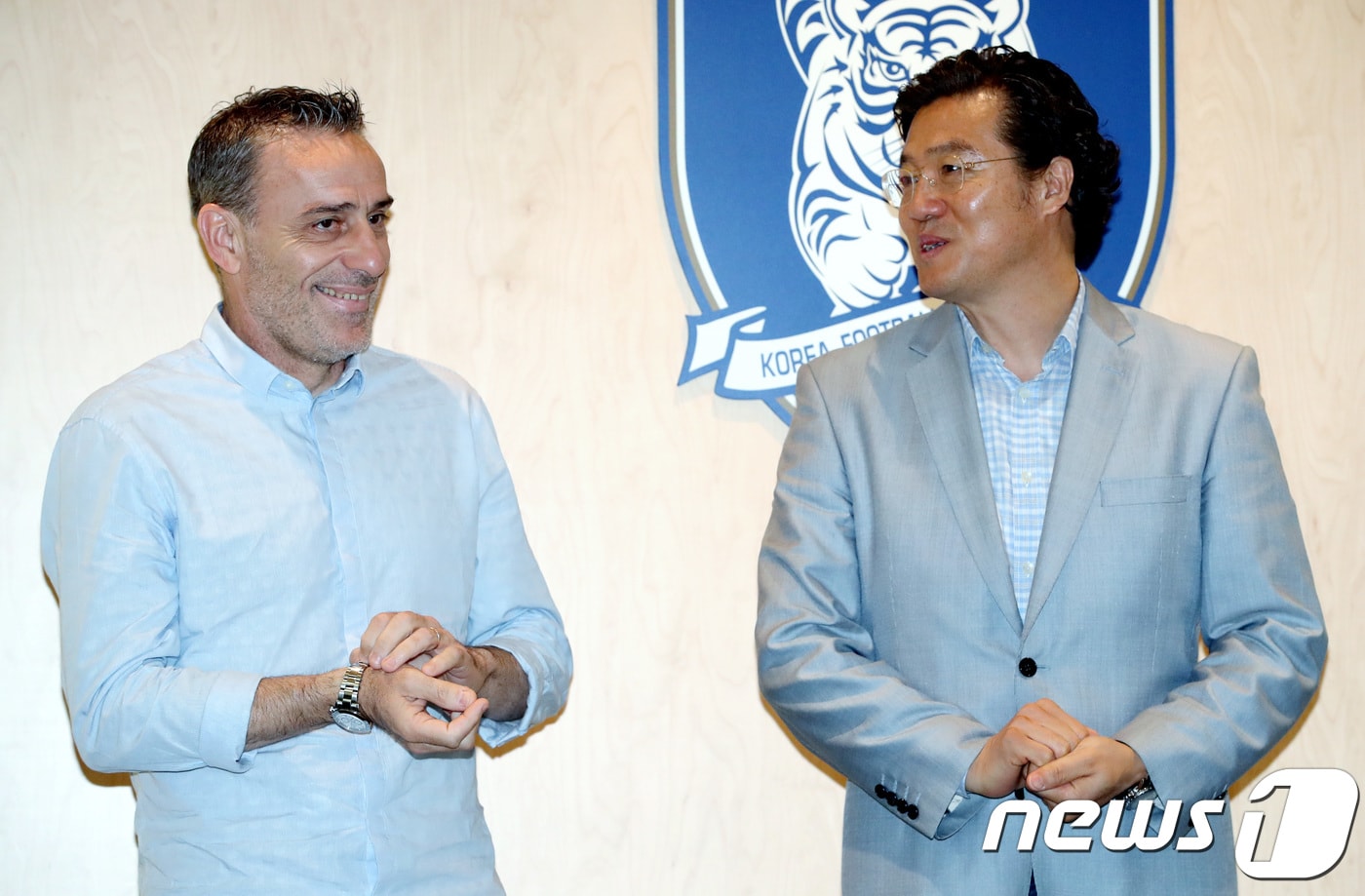 김판곤 대한축구협회 감독선임위원장(부회장)과 파울로 벤투 남자 A대표팀 감독이 20일 오전 서울 종로구 신문로 축구회관에서 열린 한국축구 발전을 위한 국가대표팀 감독 상견례에서 대화를 나누고 있다.  2018.9.20/뉴스1 ⓒ News1 박정호 기자