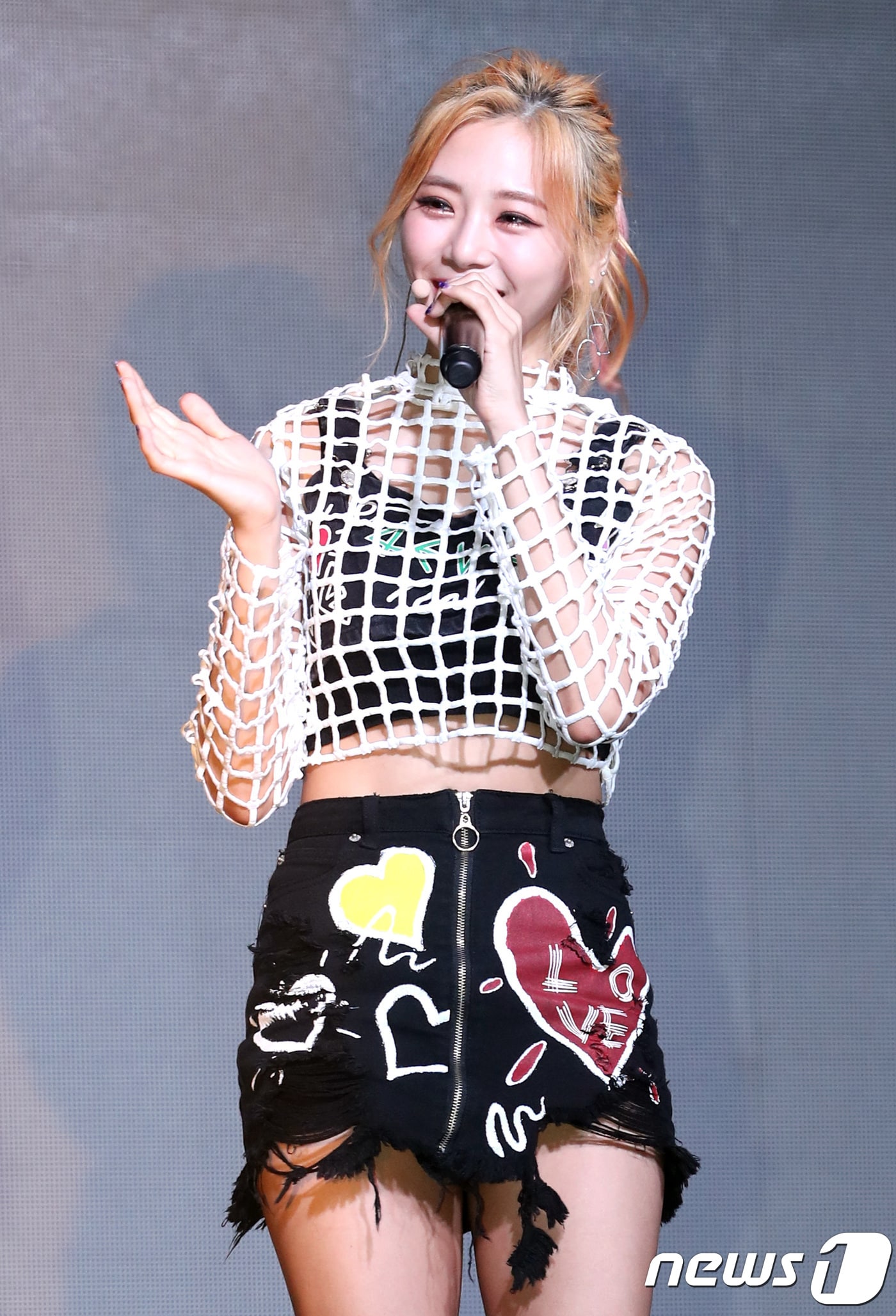 걸그룹 드림캐쳐 지유가 20일 오후 서울 마포구 서교동 무브홀에서 열린세 번째 미니 앨범 '어론 인 더 시티(Alone In The City)' 발매 기념 쇼케이스에 참석해 인사를 하고 있다. 2018.9.20./뉴스1 ⓒ News1 권현진 기자