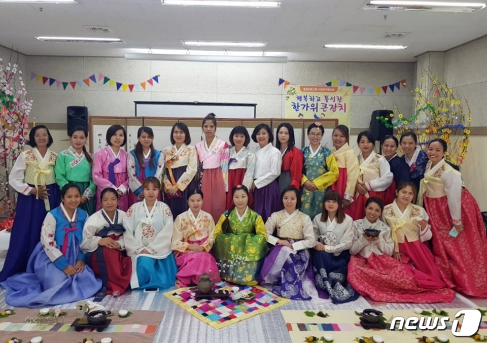 전북 정읍시 건강가정지원·다문화가족지원센터(센터장 오은도)가 20일 추석을 앞두고 결혼이주여성들을 위한 '2018년 추석맞이 한복 입기·예절교육·송편 빚기 체험 행사'를 마련했다. ⓒ News1