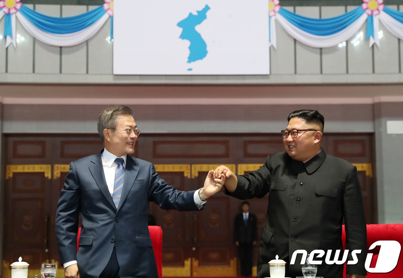문재인 대통령과 김정은 북한 국무위원장. 2018.09.19/뉴스1 ⓒ News1 평양사진공동취재단