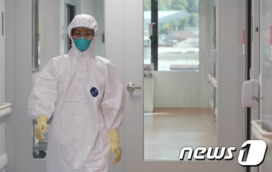 병원 관계자가 격리병실을 점검하고 있다. ⓒ News1