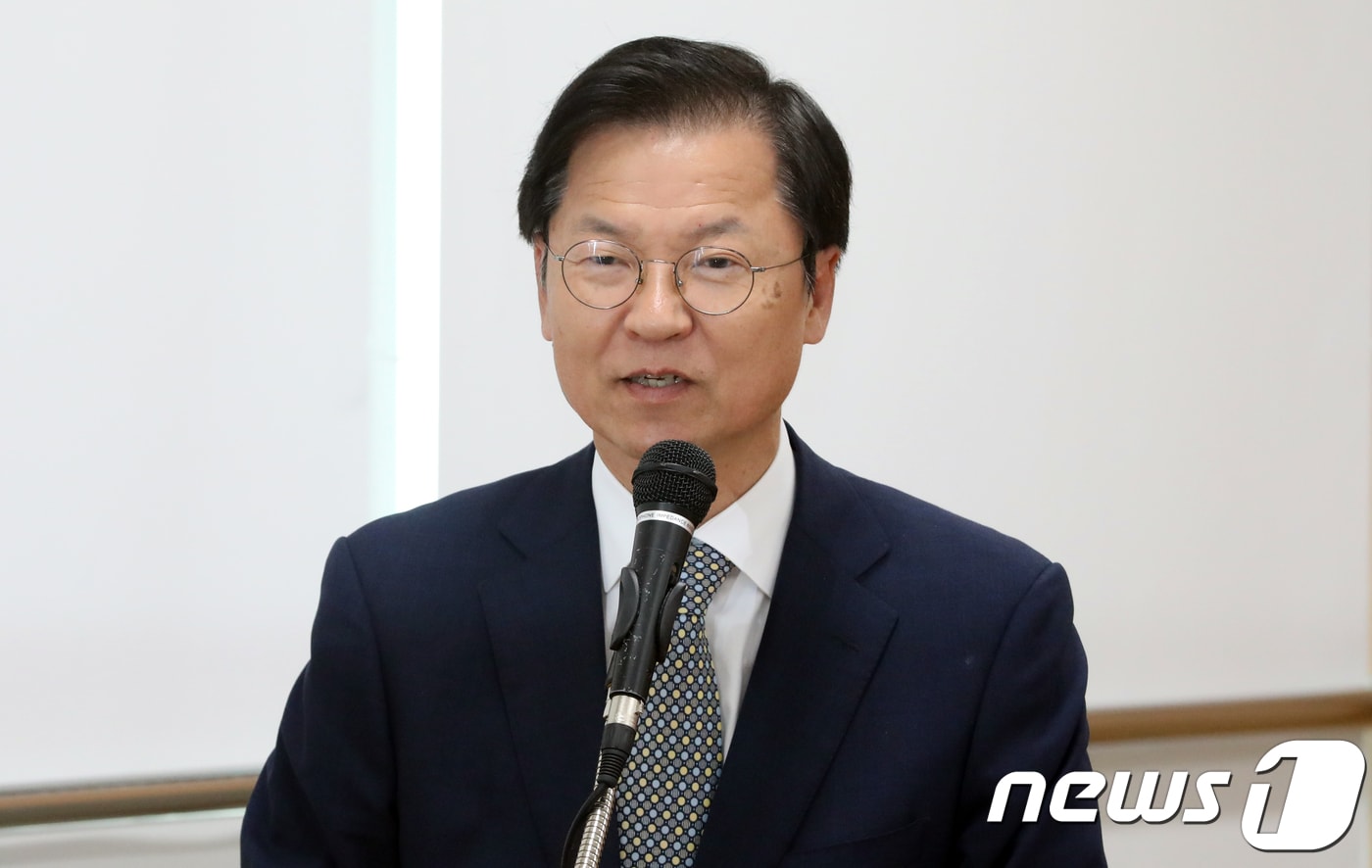 천정배 전 민주평화당 대표가 28일 오후 광주 동구 5·18민주화운동기록관에서 '5·18과 여성성폭력'을 주제로 열린 학술 세미나에 참석해 인사말을 하고 있다. 2018.9.28/뉴스1 ⓒ News1 남성진 기자